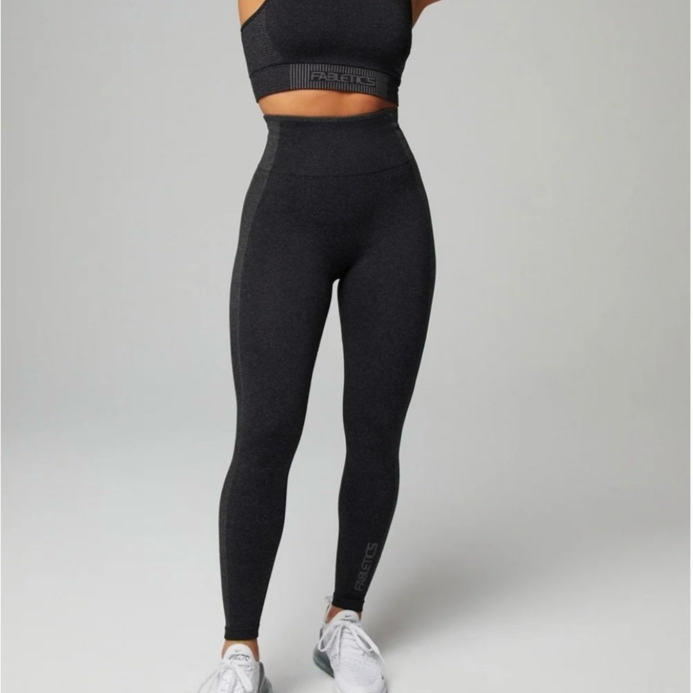 Fabletics Seamless Ultra HW Sport Stripe 7/8 Legging Size Medium Black Heather